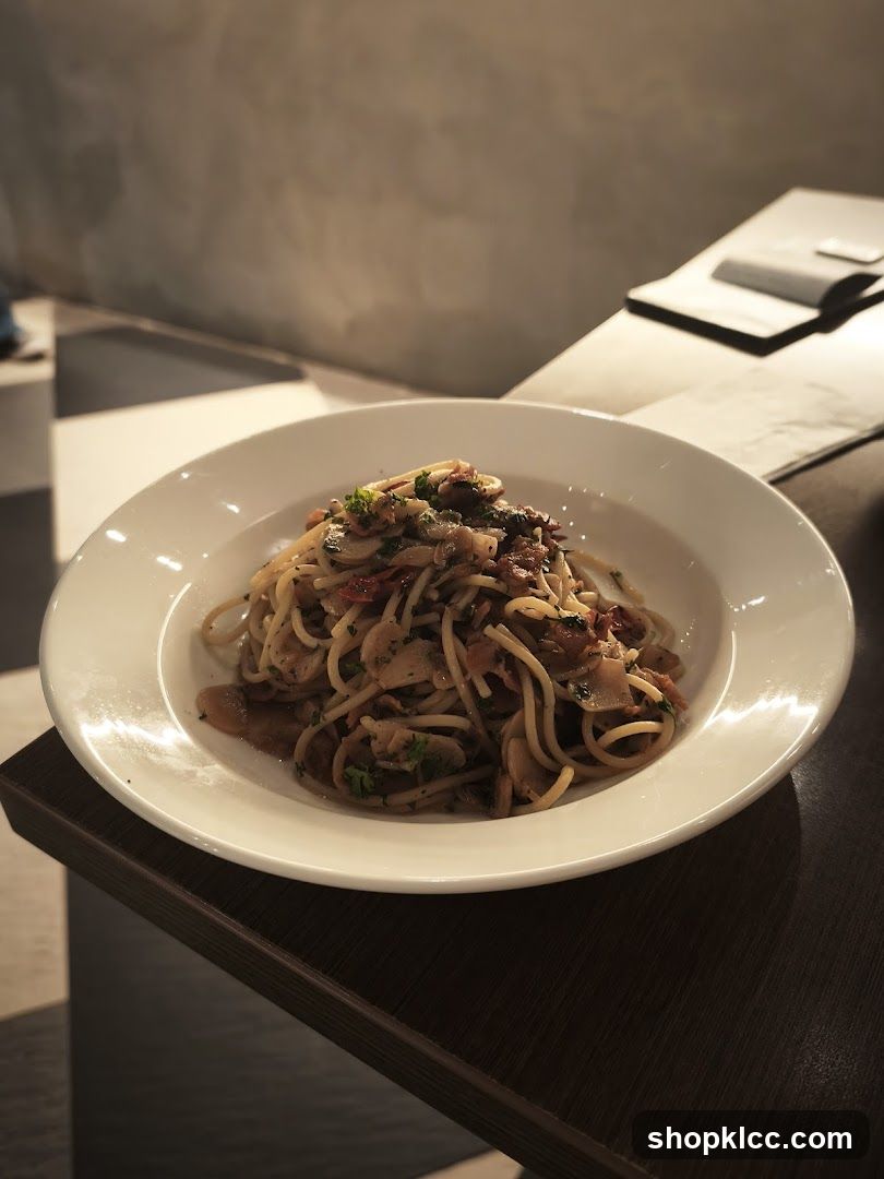 Spaghetti with mushrooms and bacon