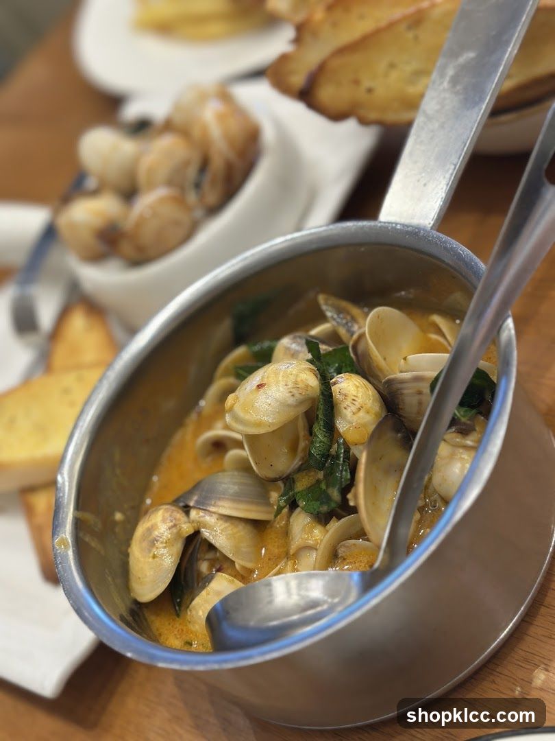 Clams in Sauce with Bread