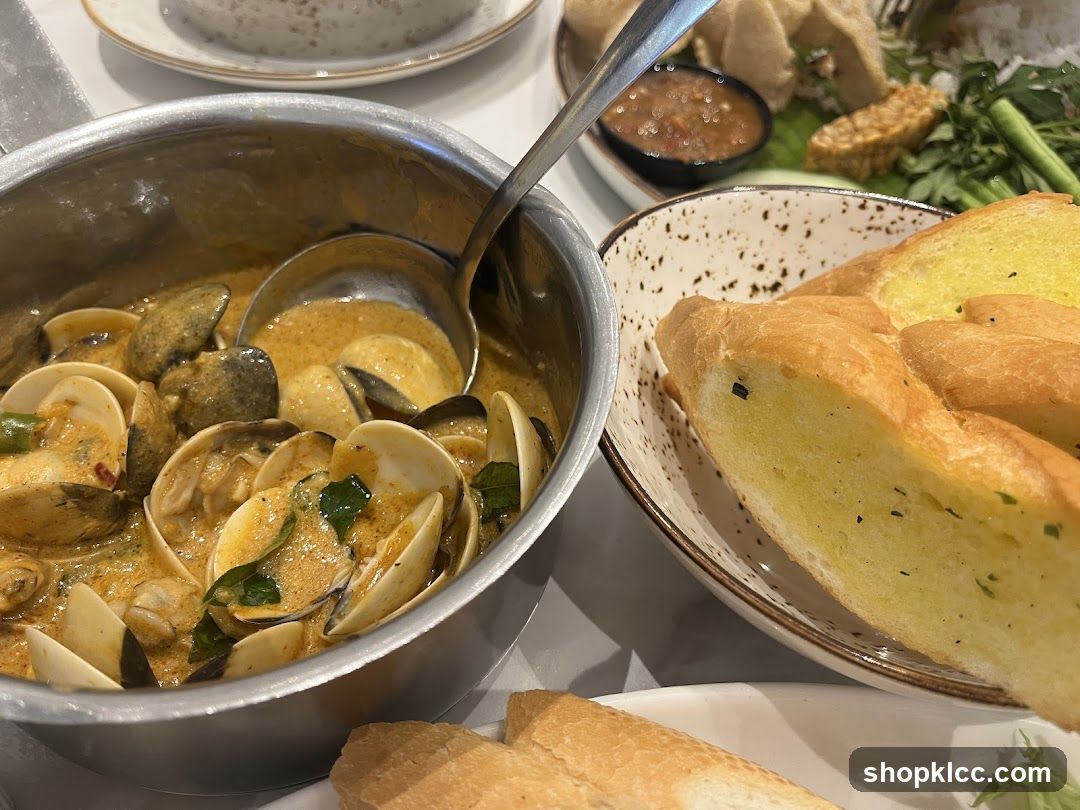 Clams in Curry Sauce with Garlic Bread