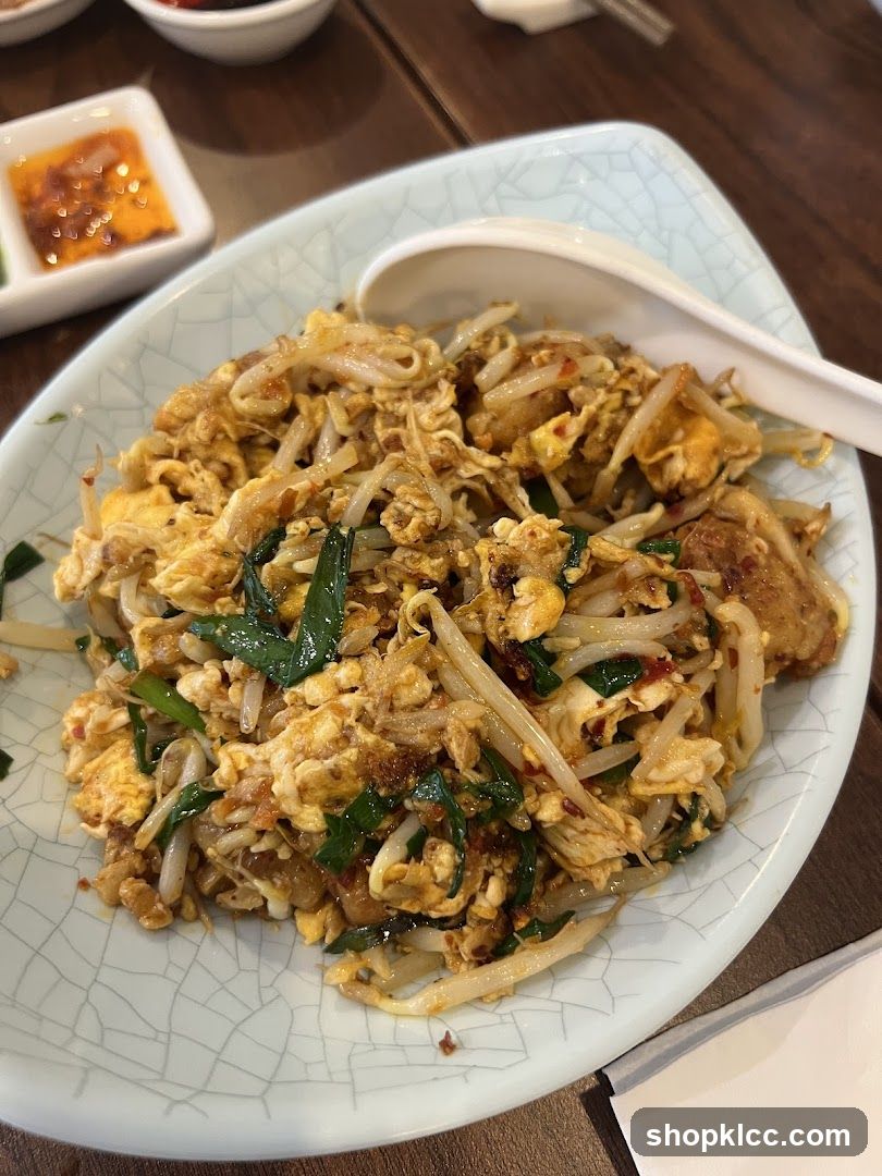 Stir-fried dish with eggs and bean sprouts