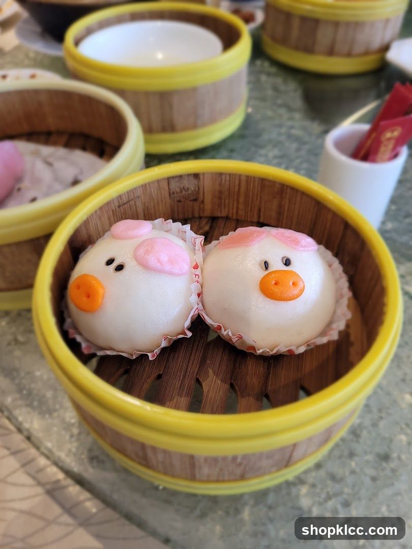 Pig-shaped steamed buns