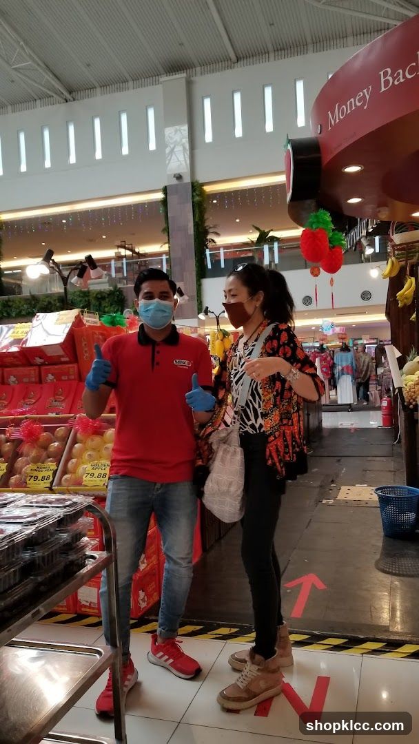 Grocery store staff assisting customer