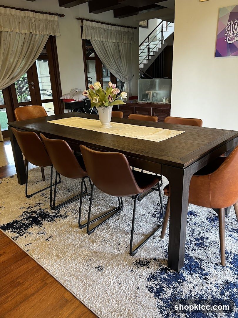 Dining Room Table Setting