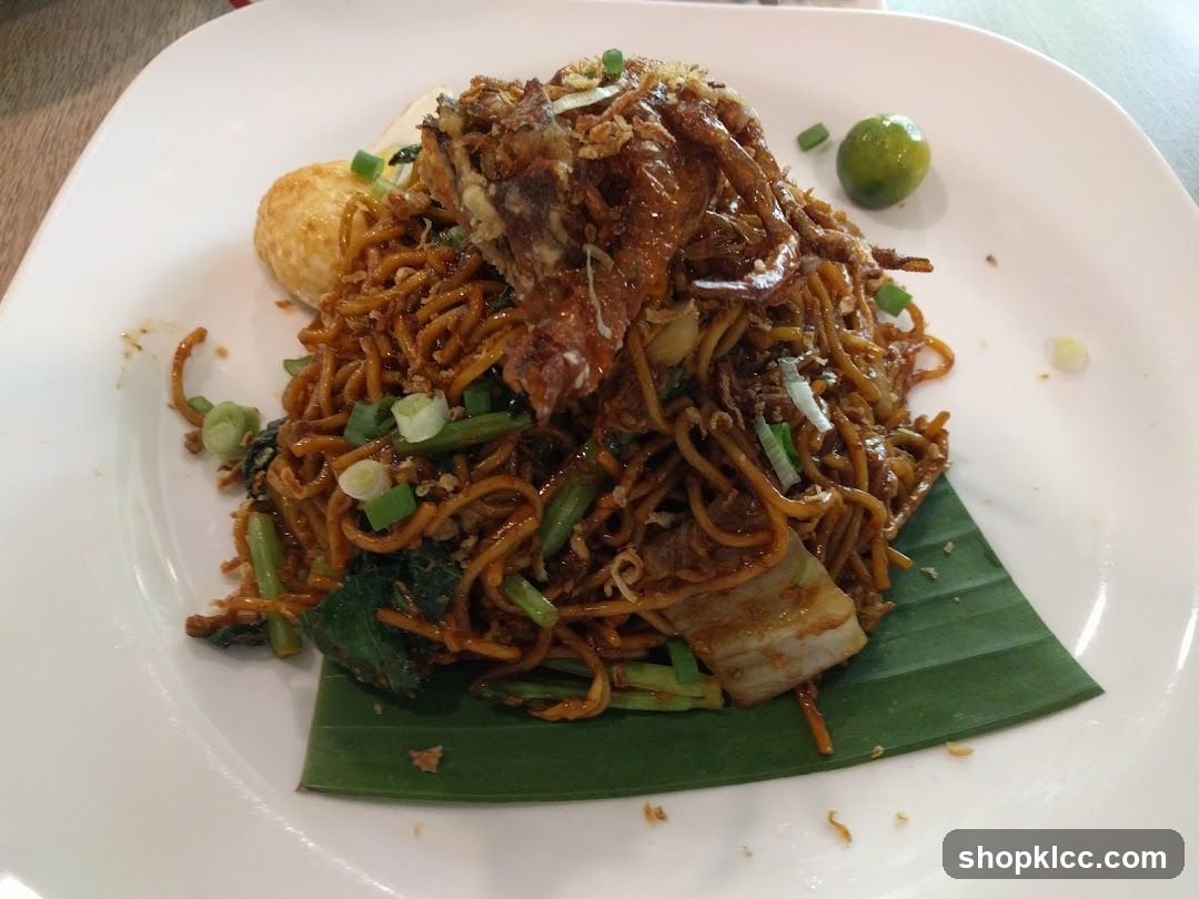 Fried Noodles with Toppings