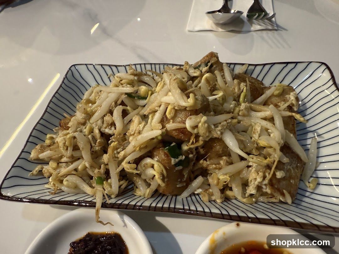Stir-fried dish with bean sprouts and tofu