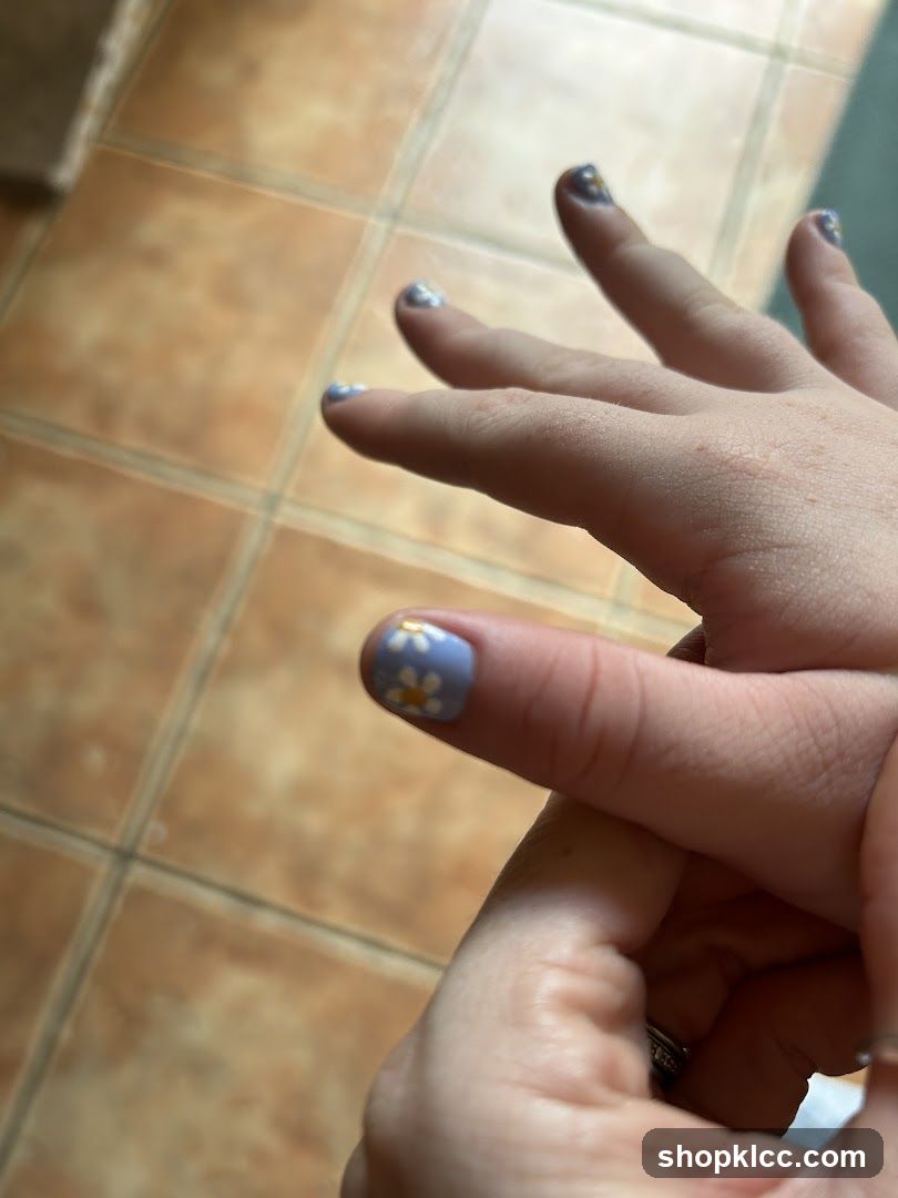 Nails with Daisy Design