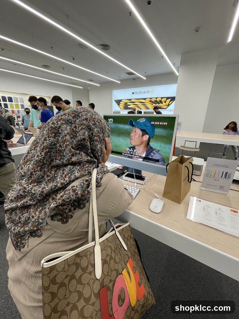 People browsing Apple products