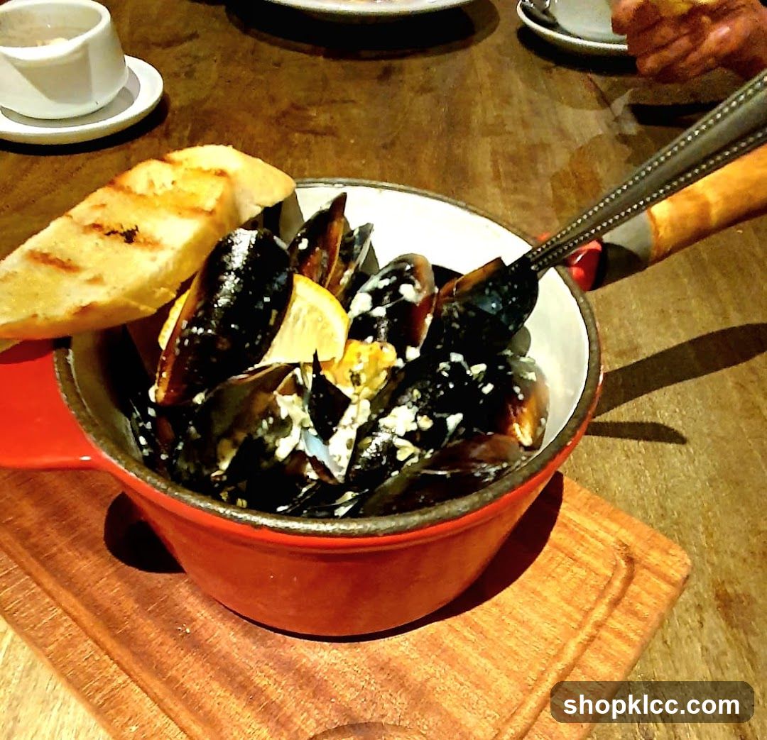 Mussels with Bread and Lemon