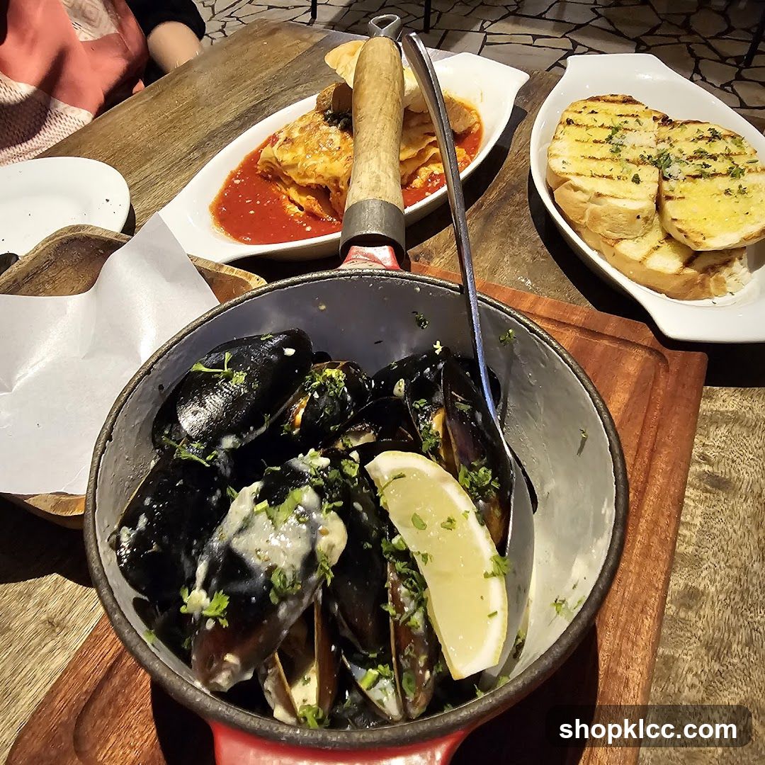 Mussels and Garlic Bread
