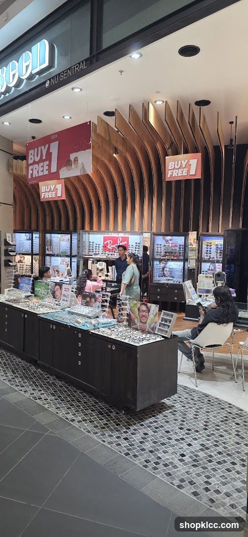 Eyewear store with promotional displays