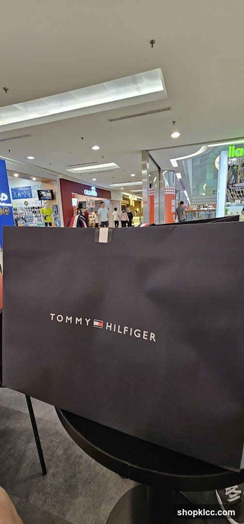 Tommy Hilfiger Shopping Bag in Mall Interior