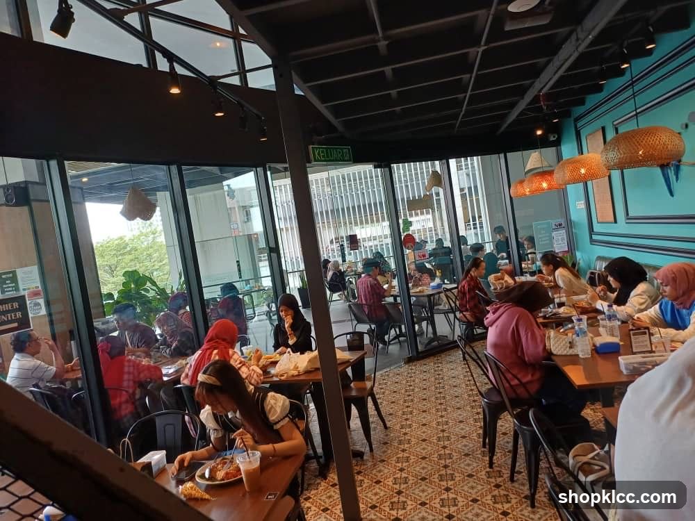 Diners at a cafe