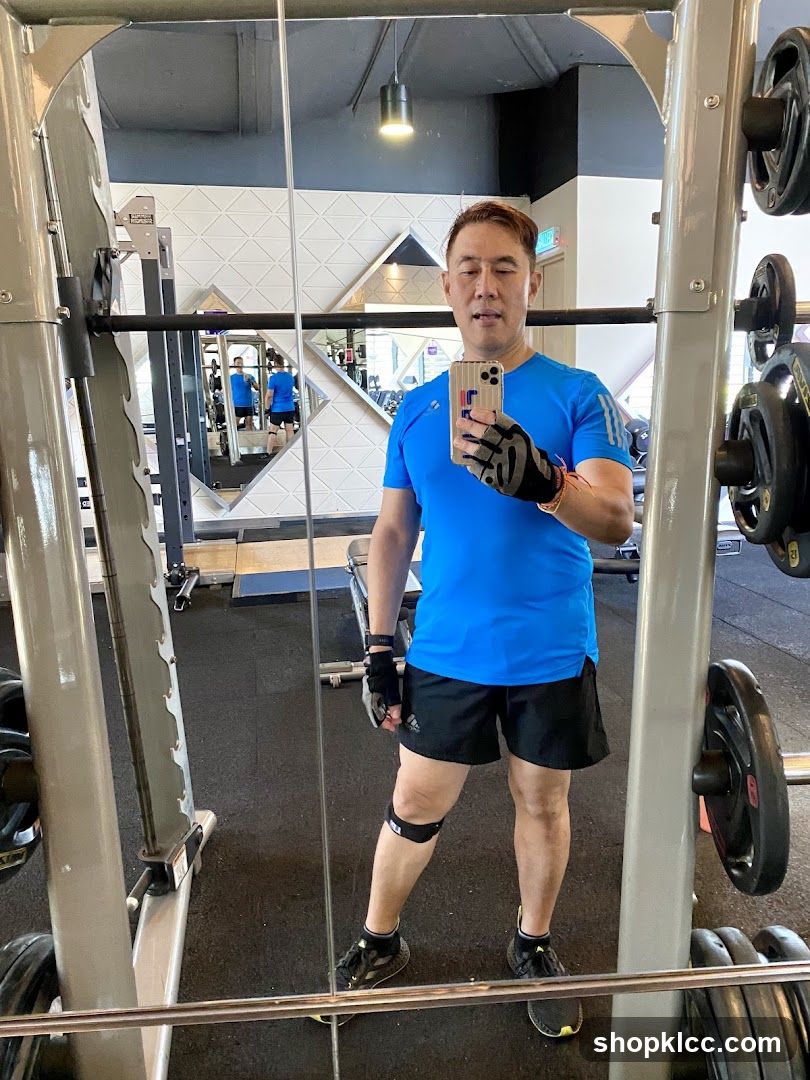 Man taking a gym selfie
