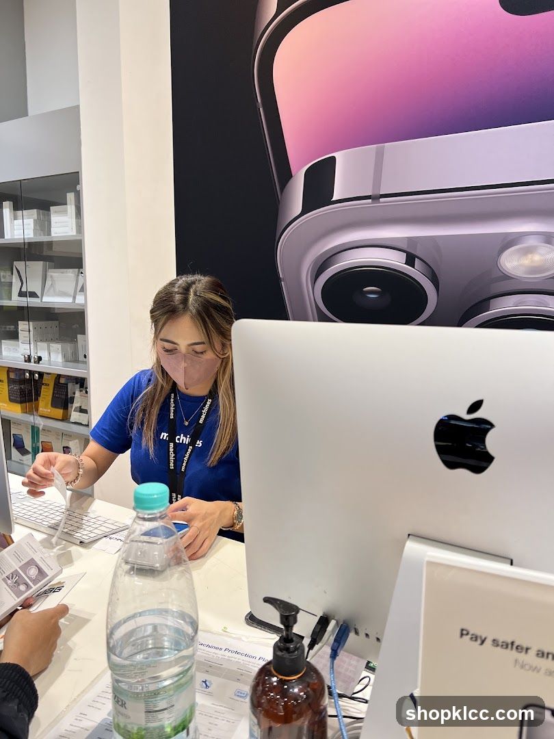 Apple Store Counter