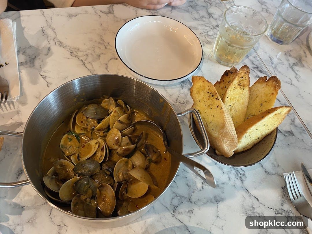 Clams with Garlic Bread
