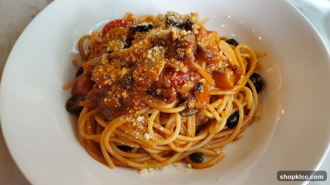 Spaghetti with Sauce and Olives