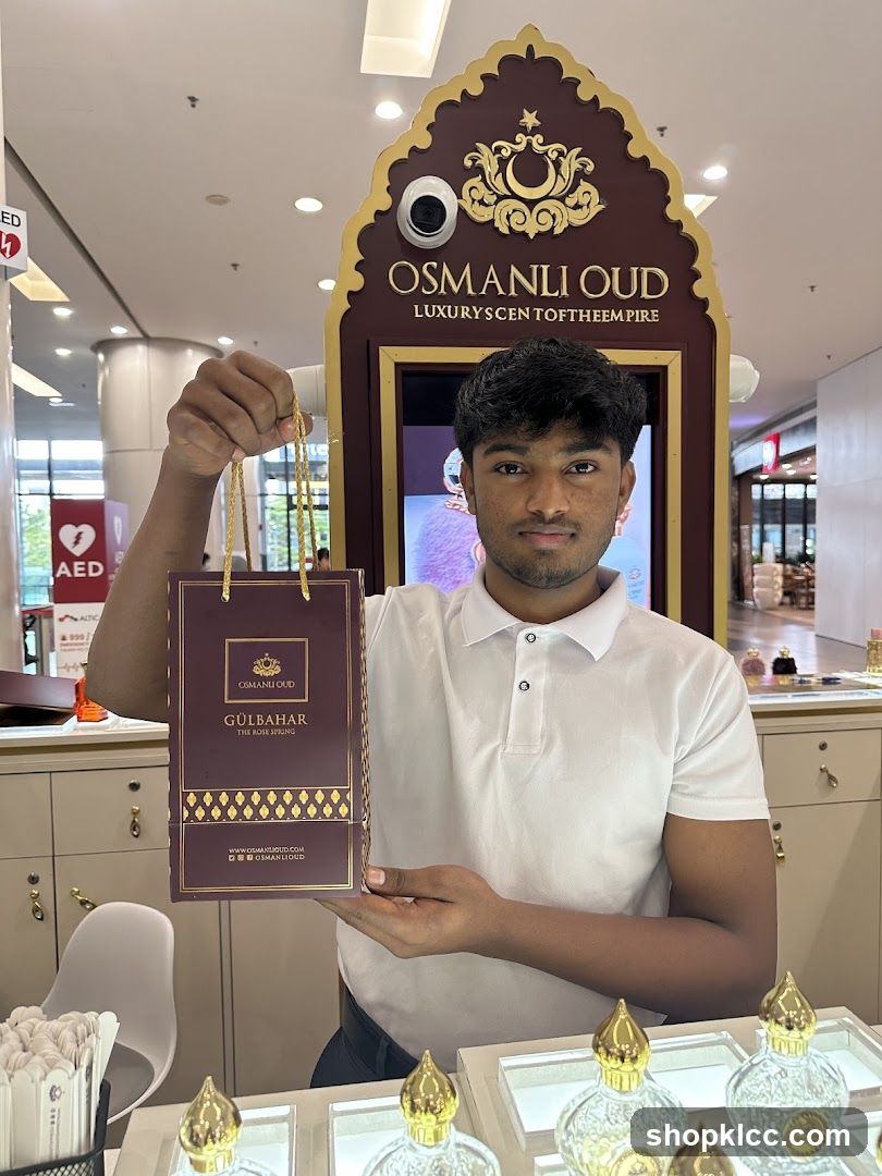 Man holding a shopping bag from Osmanli Oud