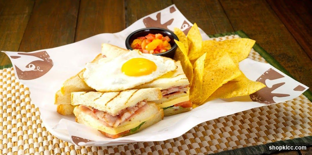 Grilled Sandwich with Fried Egg and Chips