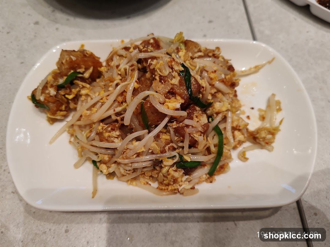 Stir-fried dish with bean sprouts and egg