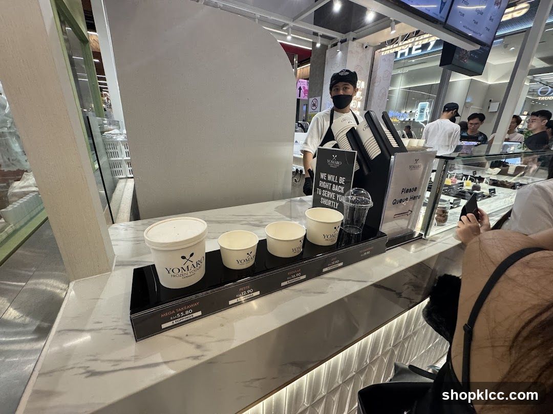 Yomaro Frozen Yogurt Counter