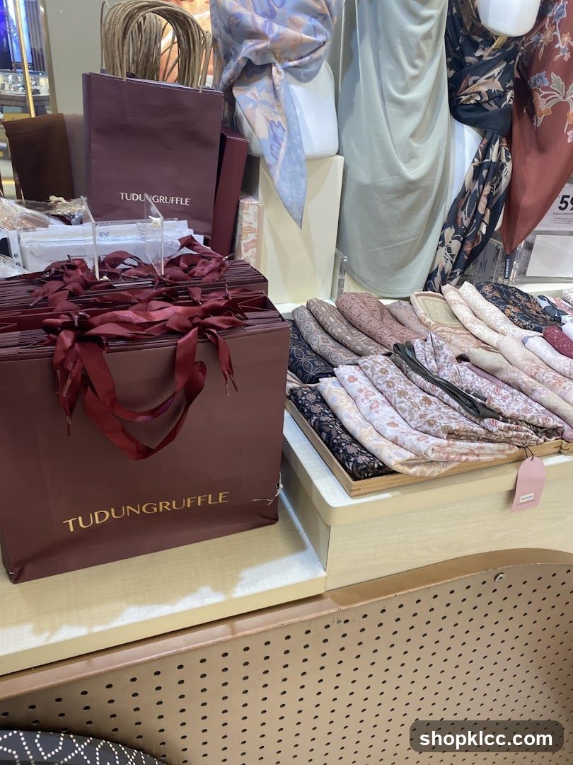 Tudung Ruffle Display