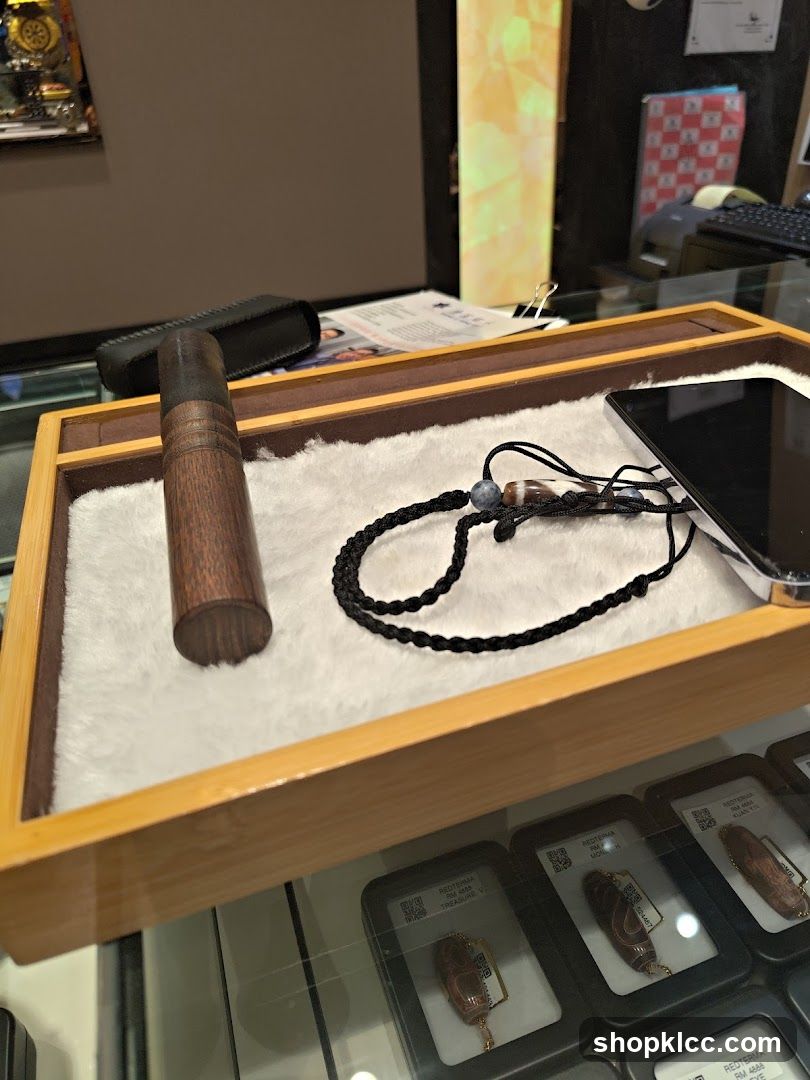 Display of jewelry and accessories