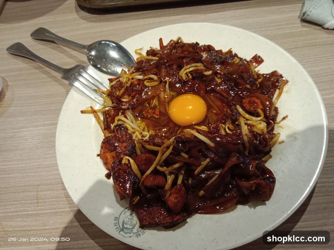 Stir-fried noodles with egg yolk