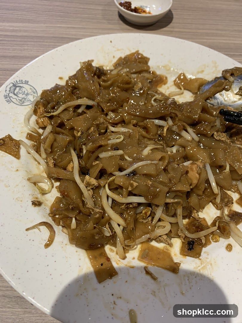 Plate of stir-fried noodles with bean sprouts