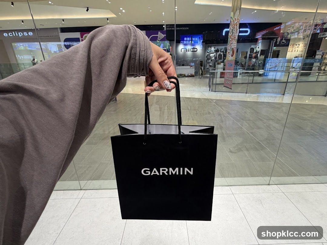 Garmin Shopping Bag in Mall