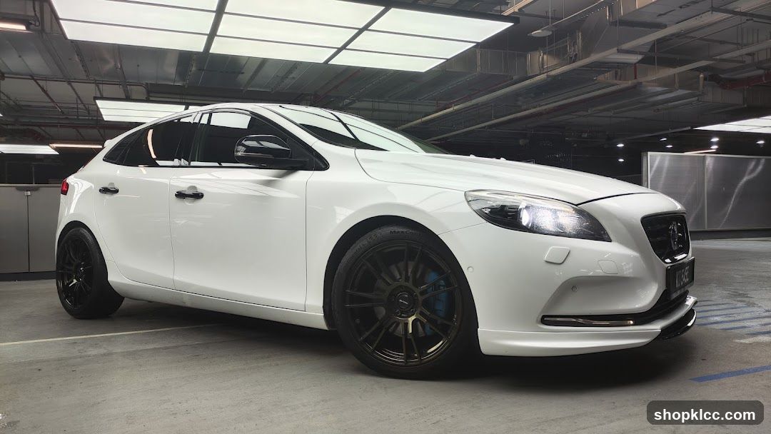 White Volvo V40