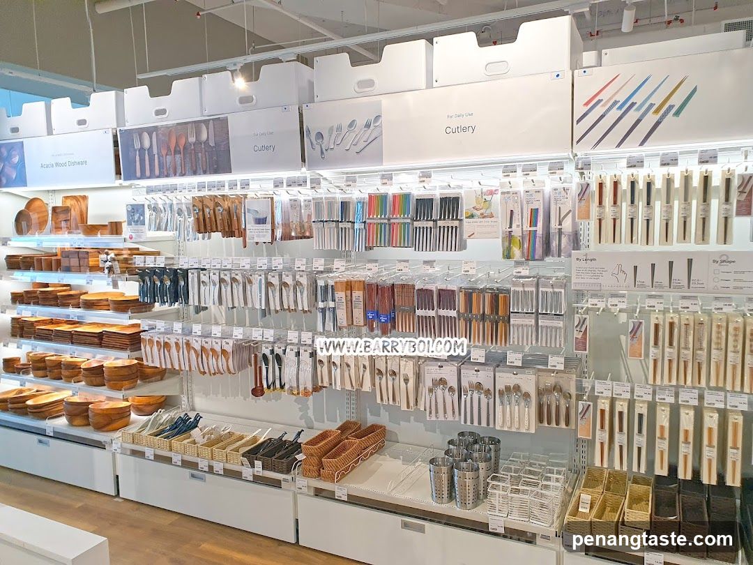 Cutlery and Dishware Display