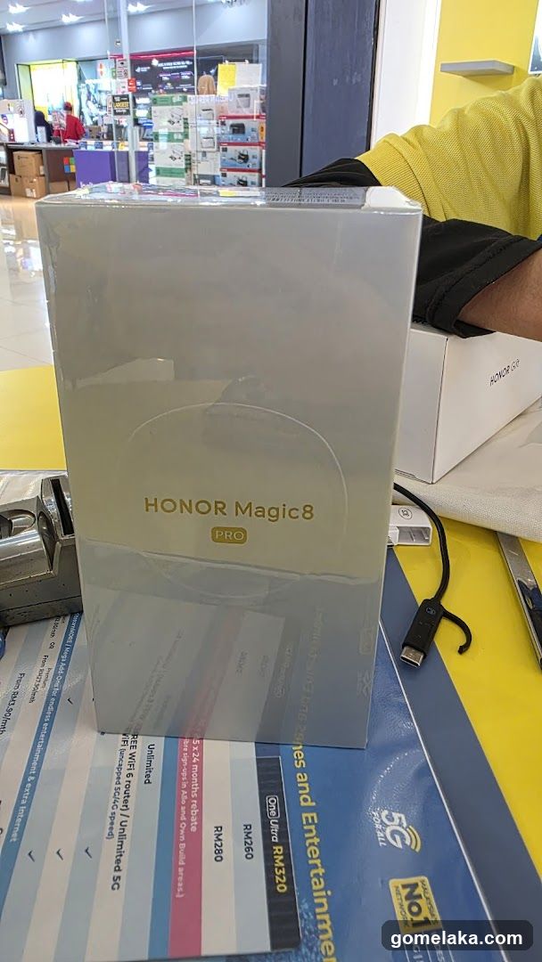 Honor Magic8 PRO Box at Retail Counter