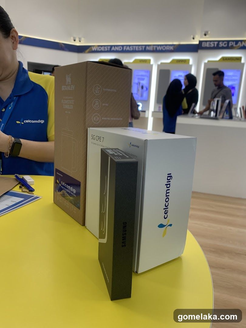 CelcomDigi Store Interior