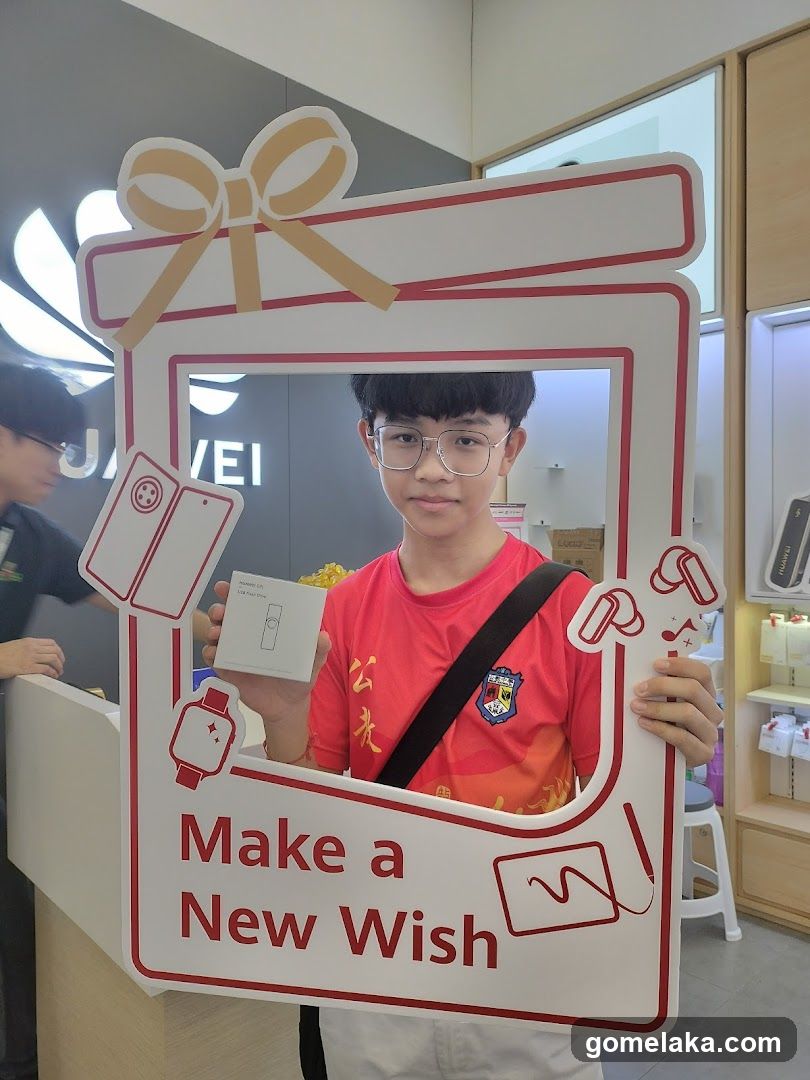 Customer at Huawei Store