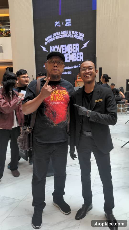 Gibson Guitar Avenue Showcase