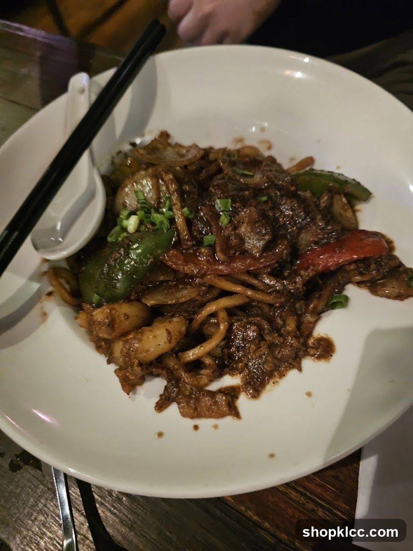 Stir-fried noodles with vegetables and meat