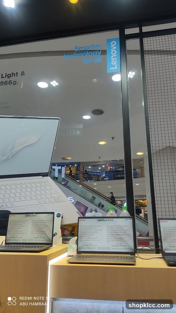 Lenovo Store Display
