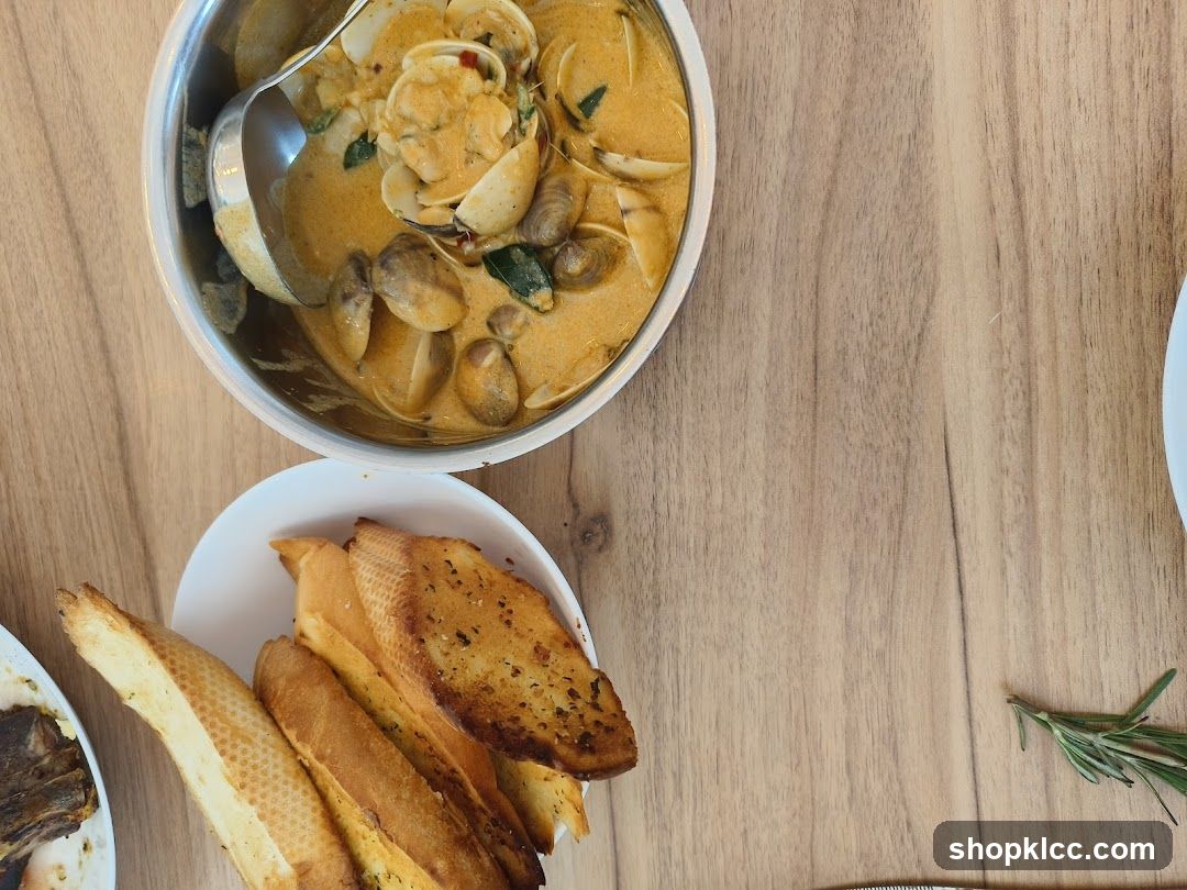 Clam Soup with Garlic Bread