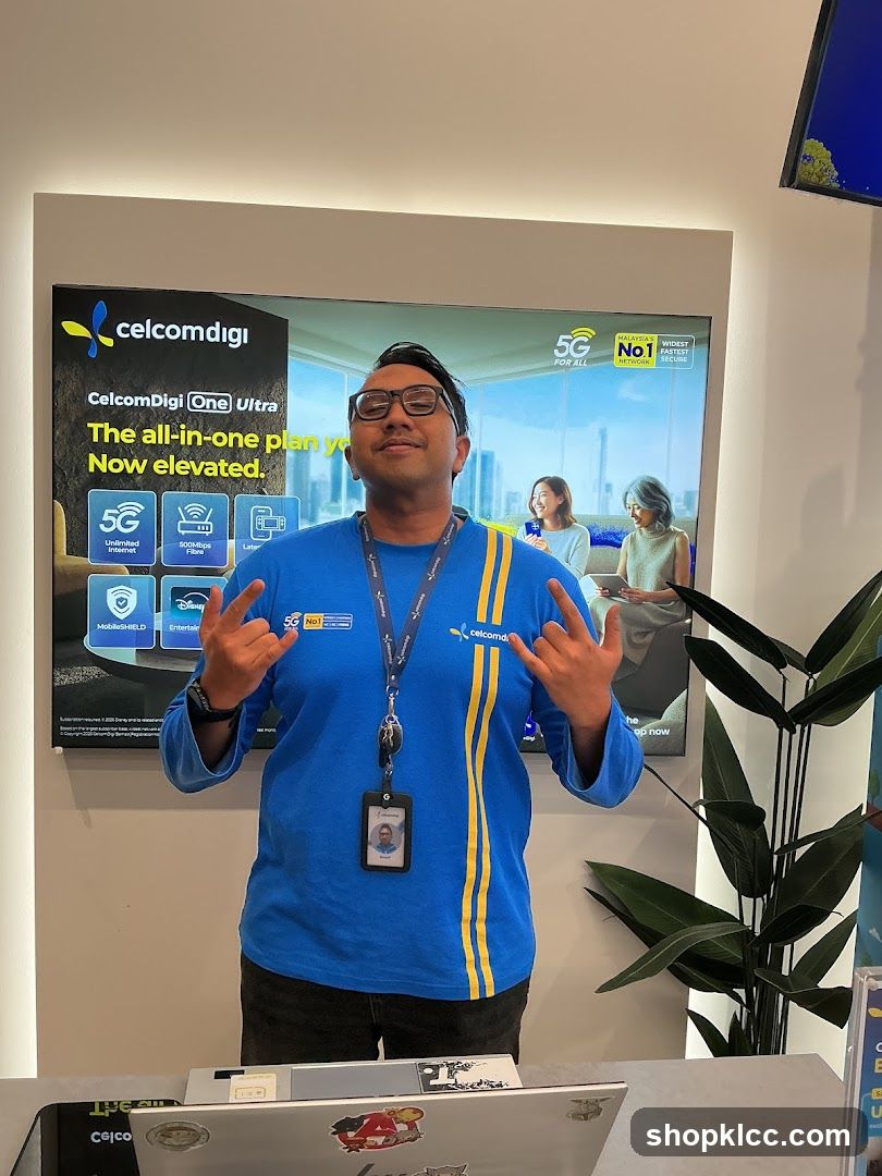 CelcomDigi Staff at Counter