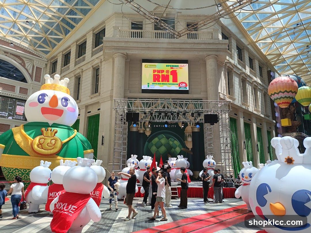 Inflatable Characters and Sale Advertisement