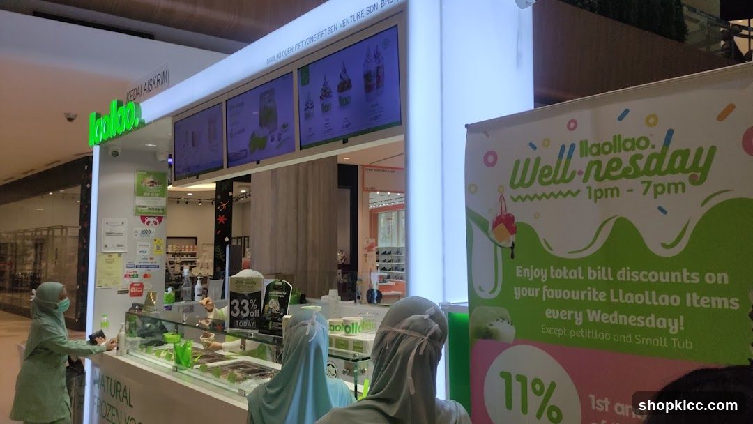 Llaolao Store Interior and Signage