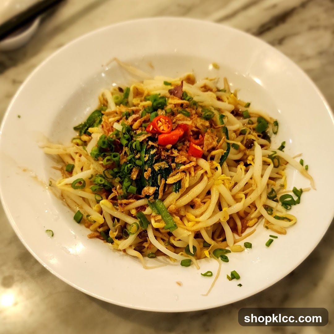 Stir-fried noodles with bean sprouts and chili