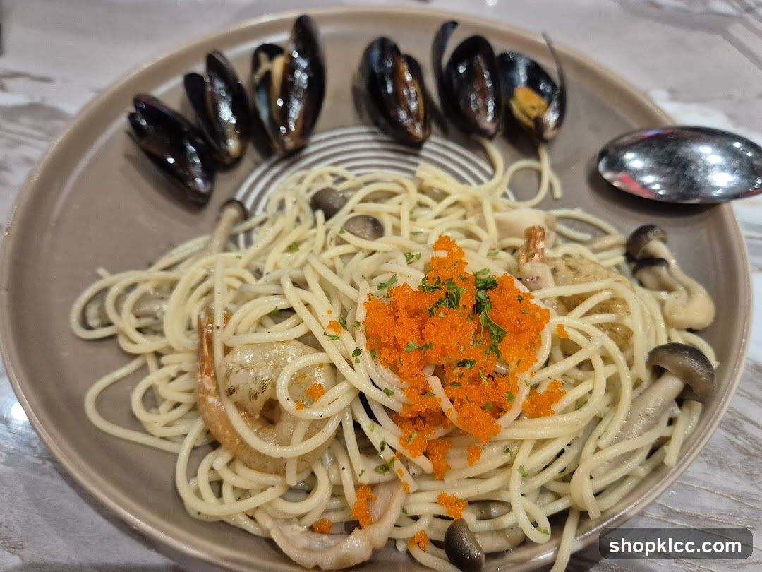 Spaghetti with Mussels and Roe