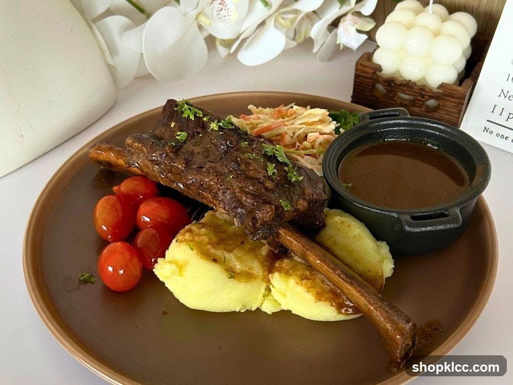 Ribs with Mashed Potatoes and Coleslaw