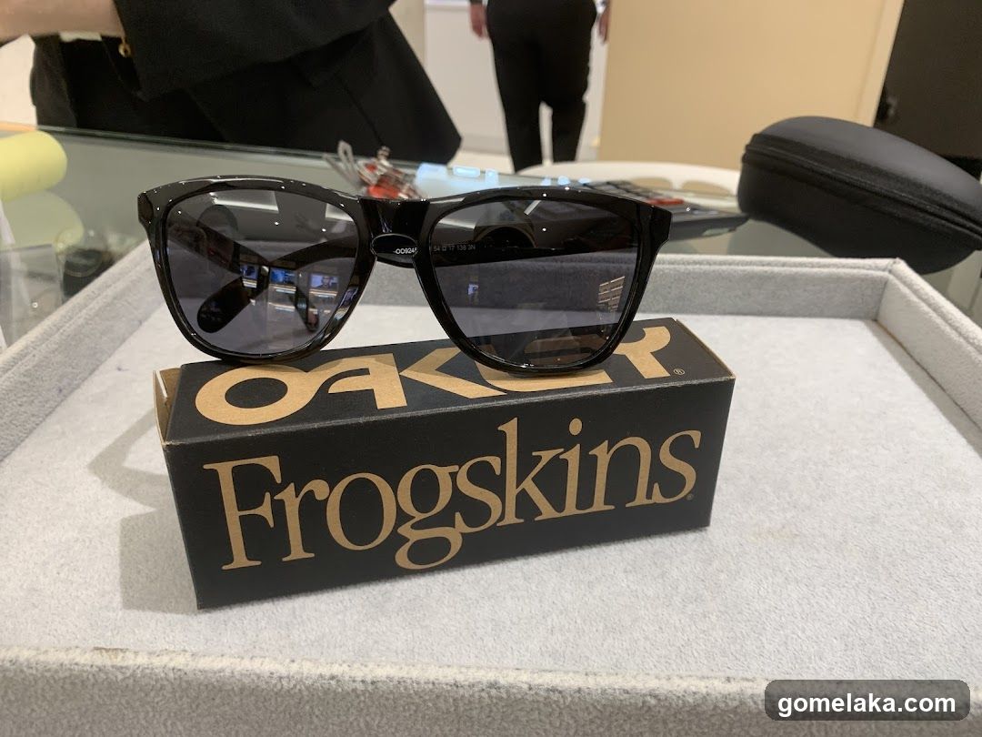 OAKLEY Frogskins Sunglasses Display