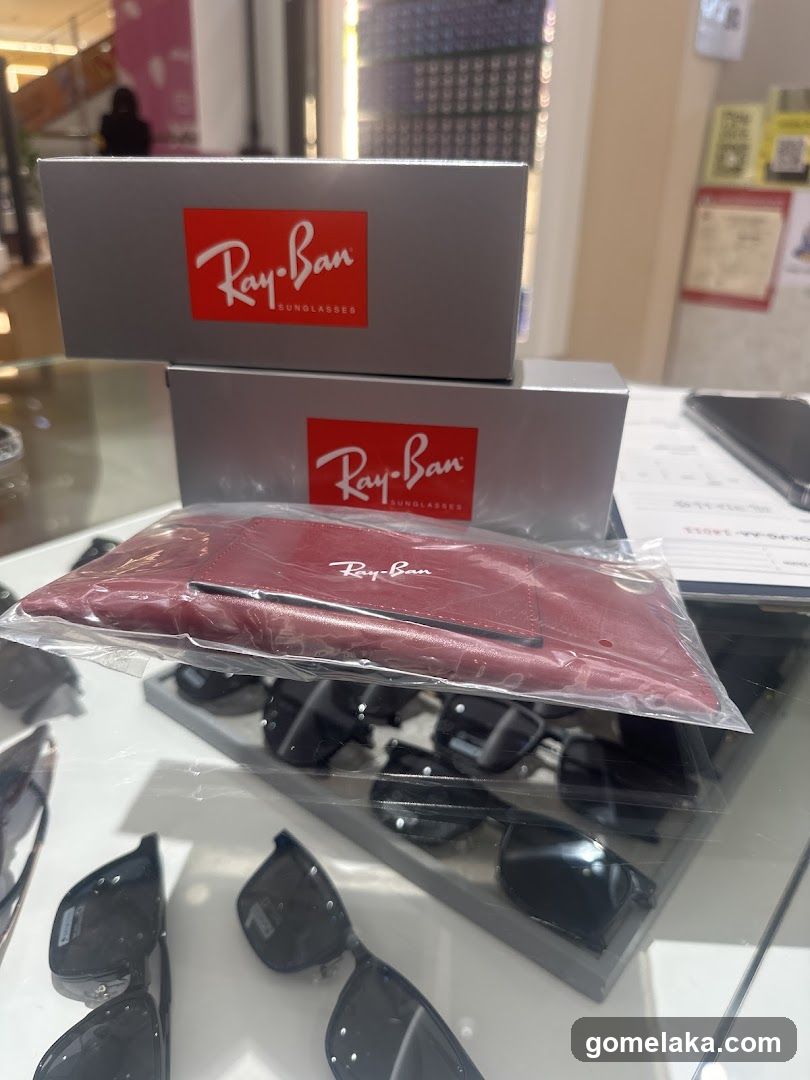 Ray-Ban Sunglasses Display