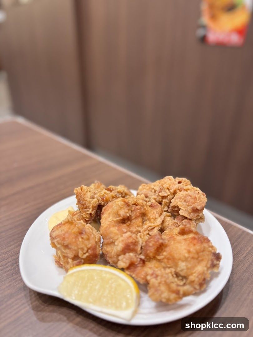 Fried Chicken with Lemon Wedge
