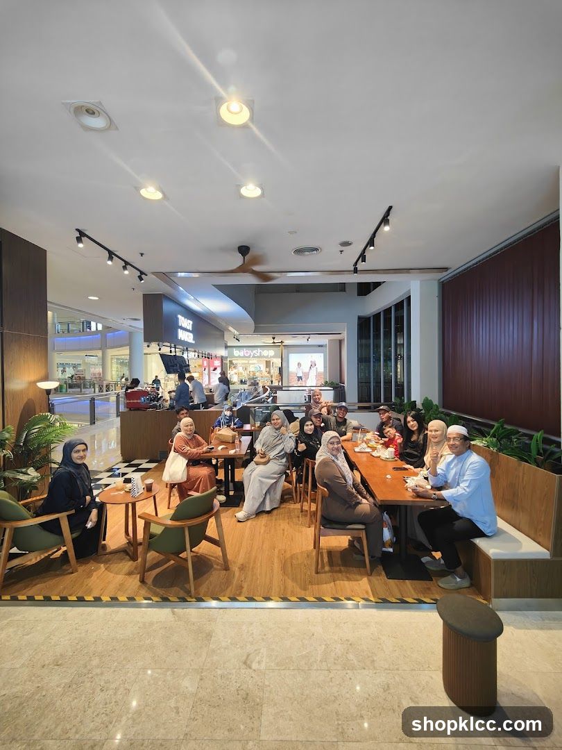 Group dining in mall food court