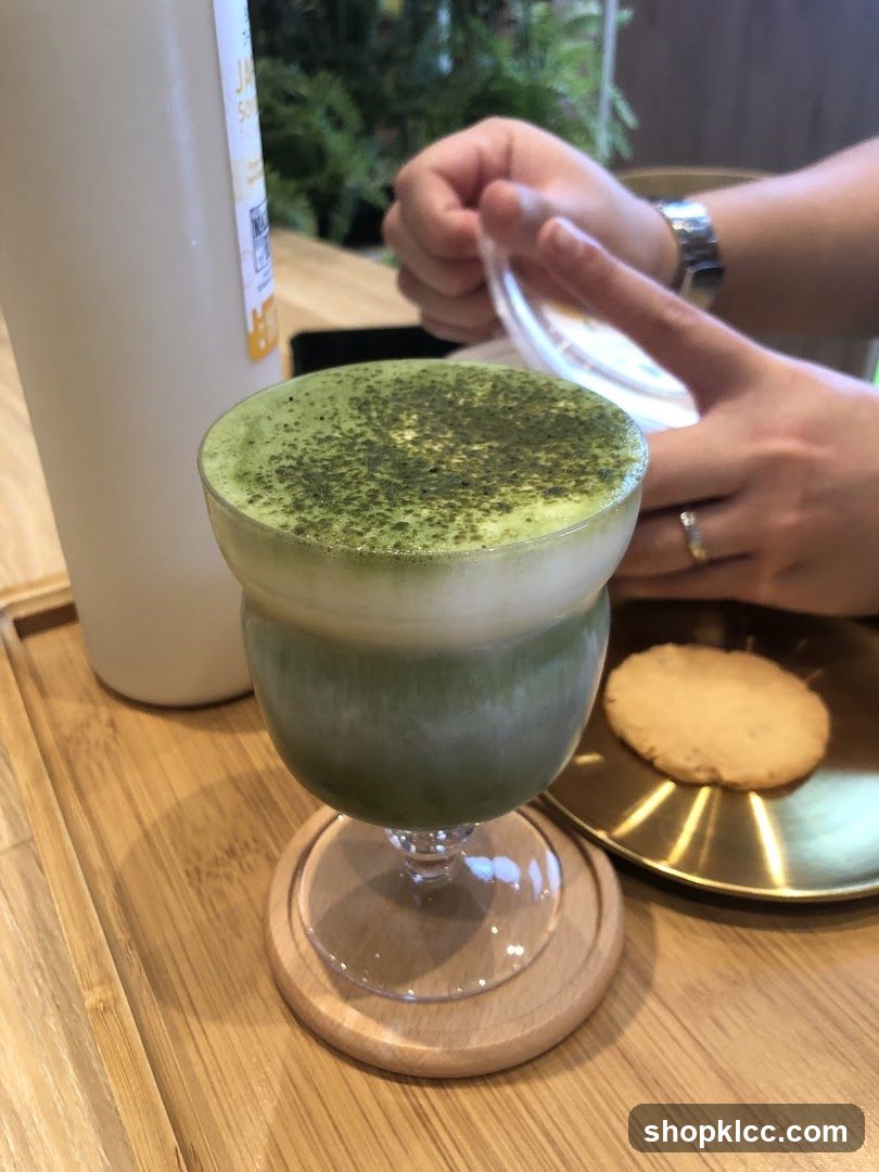 Matcha Drink with Cookie