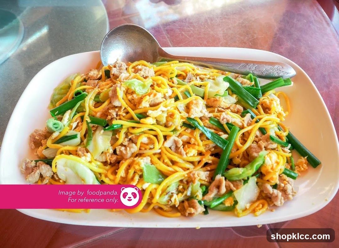 Stir-fried noodles with eggs and green onions